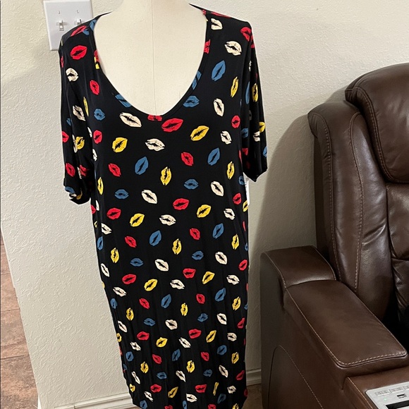 torrid Dresses & Skirts - Torrid Black T-Shirt  dress with Multicolor Lip Design
